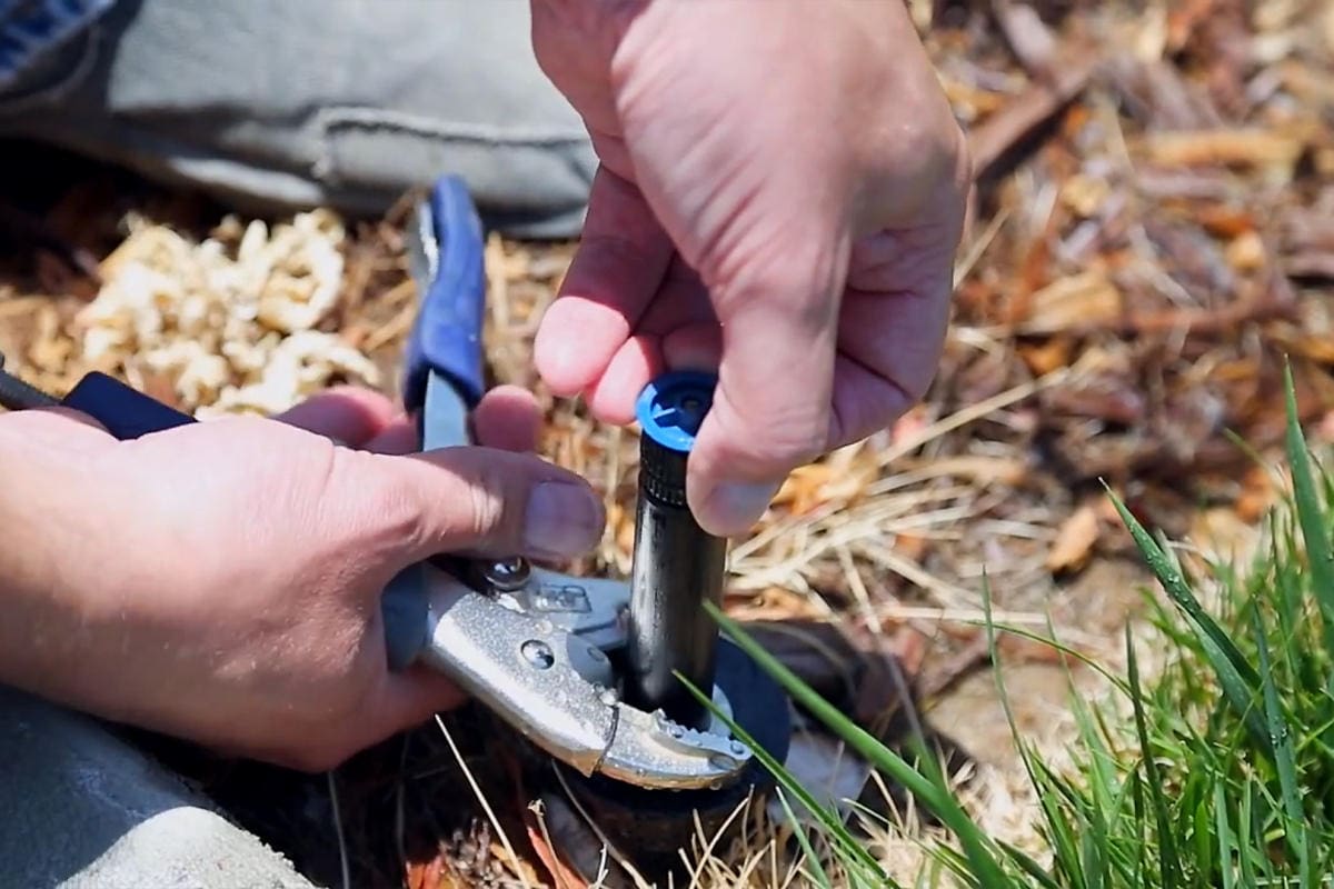 HOW TO MAINTAIN A LAWN IRRIGATION SYSTEM